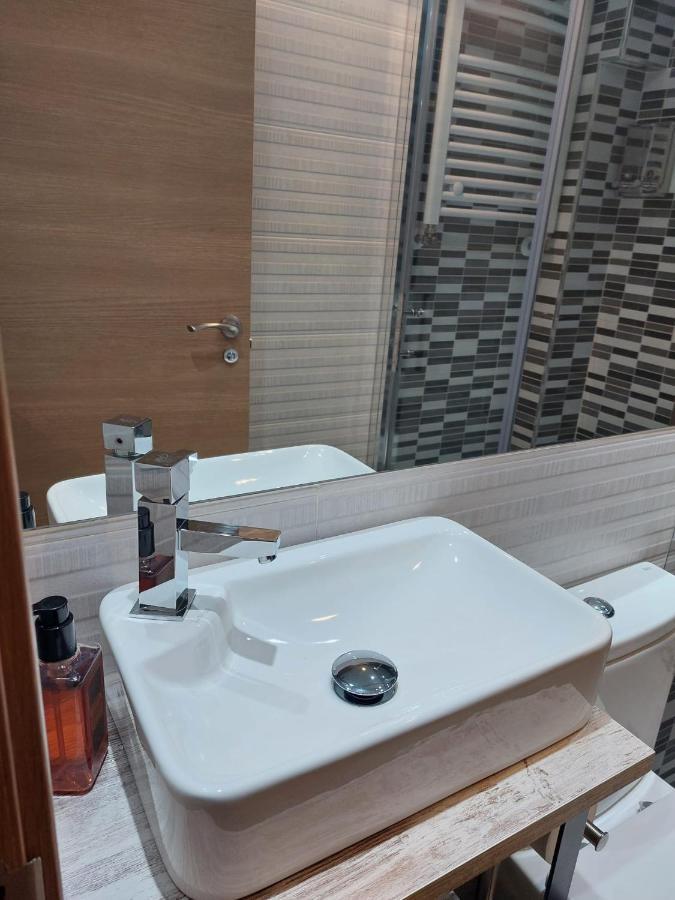 Apartamentos Deluxe Barajas Мадрид Екстериор снимка